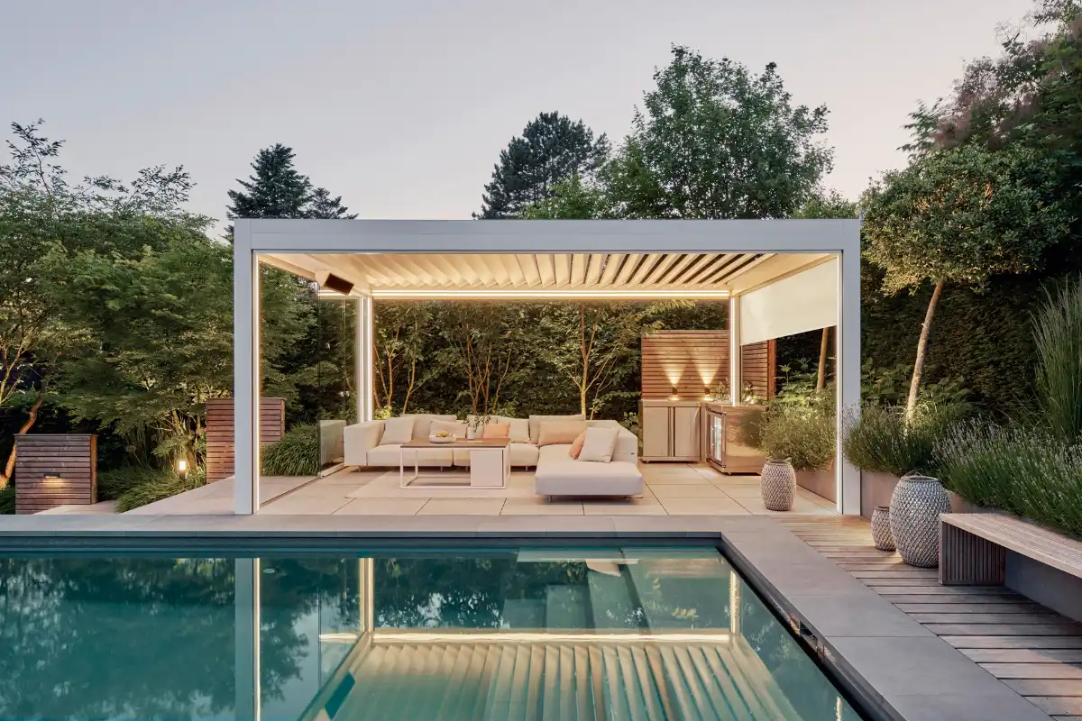 Moderne Gartenlounge mit Pool und stilvoller Beleuchtung