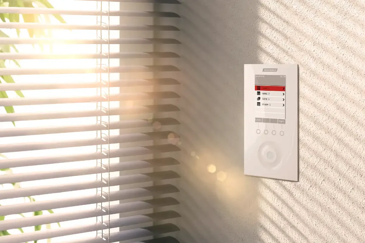 Steuerungssystem für Sonnenschutz an der Wand