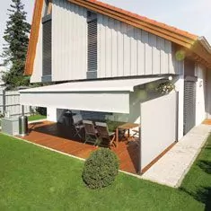 Weiße Seitenmarkisen an Haus