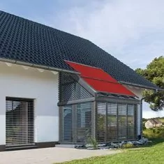 Rote Wintergartenmarkise über einem Wintergarten