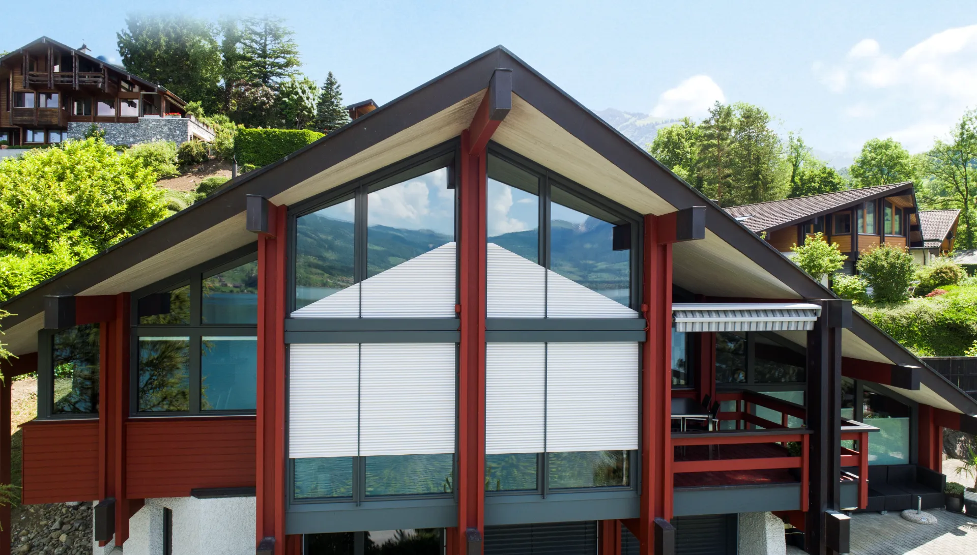 Modernes Einfamilienhaus mit Rollläden