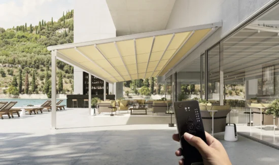 Moderne Terrassenüberdachung mit Fernbedienung am Wasser