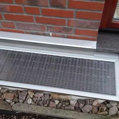 Lichtschachtabdeckung + Lüftungskasten